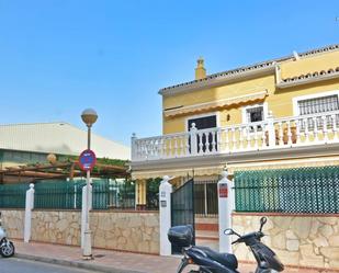 Vista exterior de Casa o xalet en venda en Fuengirola amb Aire condicionat, Jardí privat i Terrassa