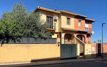 Vista exterior de Casa adosada en venda en Otura amb Terrassa i Balcó