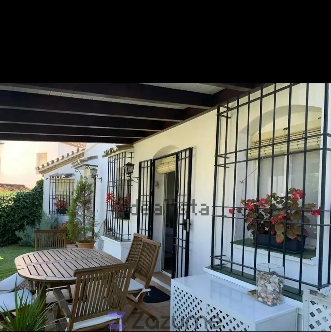 Vista exterior de Piso de alquiler en Estepona con Aire acondicionado, Jardín privado y Piscina