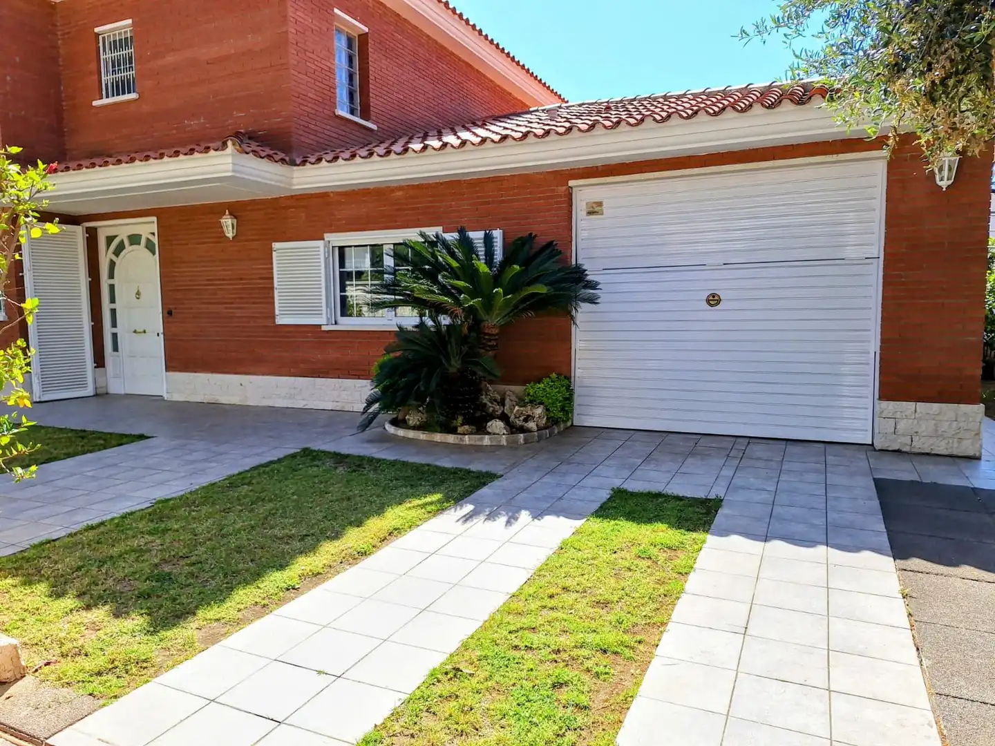 Vista exterior de Casa o xalet en venda en El Vendrell amb Calefacció, Jardí privat i Terrassa