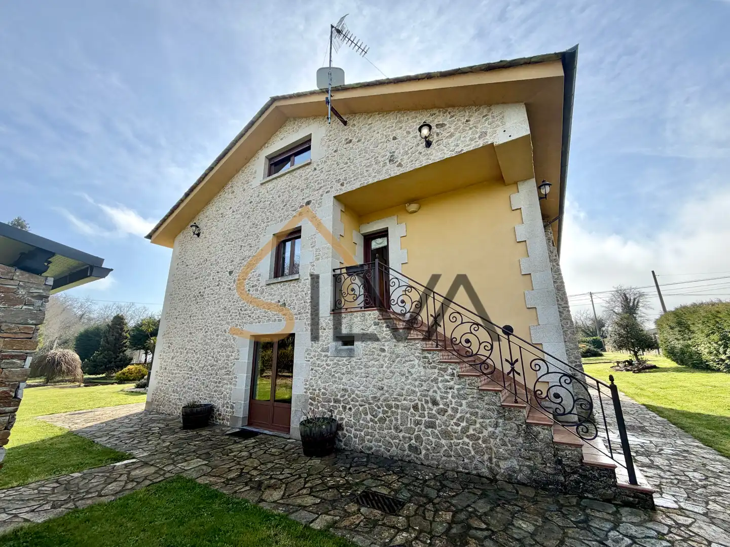 Vista exterior de Casa o xalet en venda en Lugo amb Calefacció, Jardí privat i Parquet