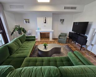 Sala d'estar de Casa adosada de lloguer en Estepona amb Aire condicionat, Calefacció i Jardí privat
