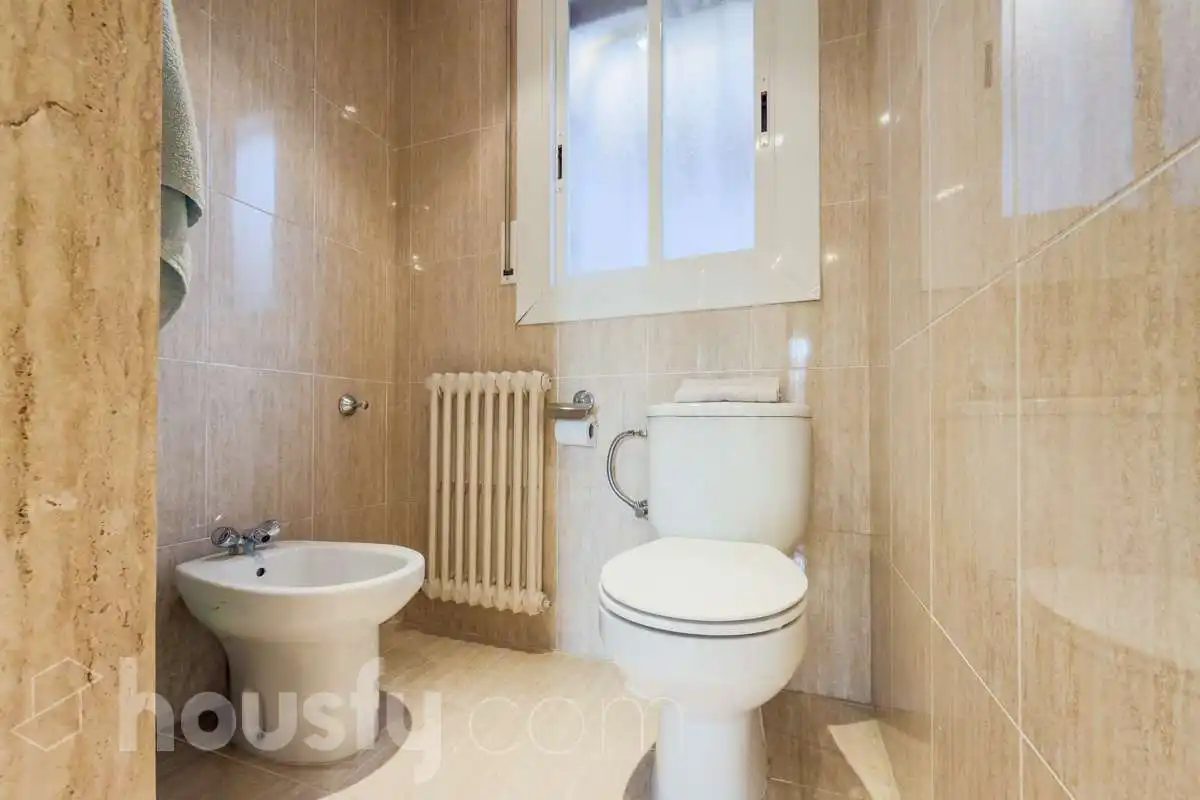 Bany de Casa o xalet en venda en Barcelona amb Aire condicionat, Calefacció i Jardí privat