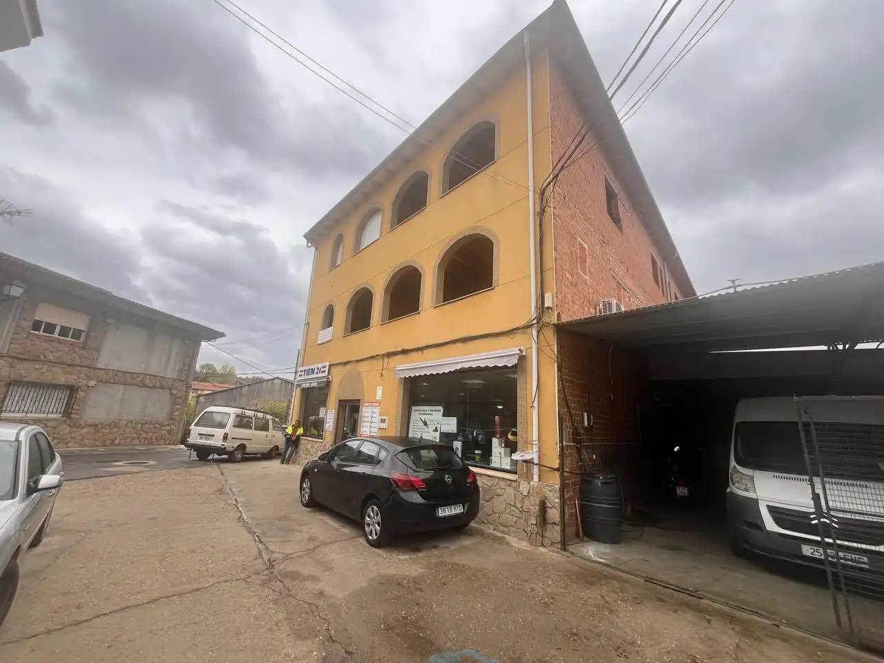 Exterior view of Commercial properties for sale in Jarandilla de la Vera