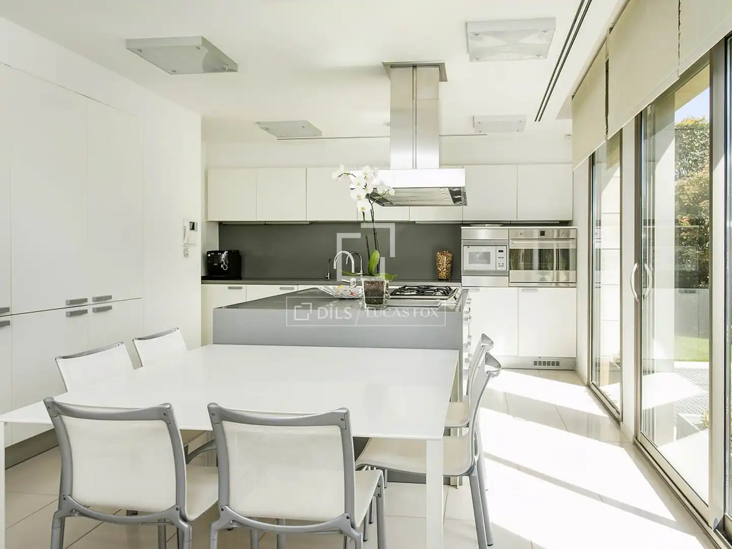 Cuina de Casa o xalet en venda en Barcelona amb Aire condicionat, Calefacció i Jardí privat