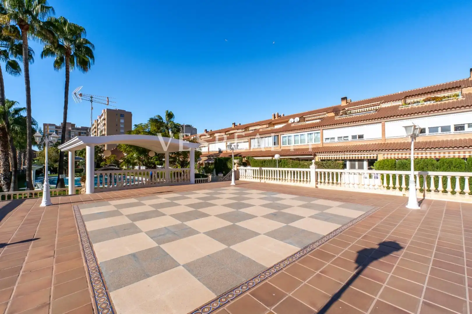 Vista exterior de Casa adosada en venda en Alicante / Alacant amb Aire condicionat, Calefacció i Jardí privat