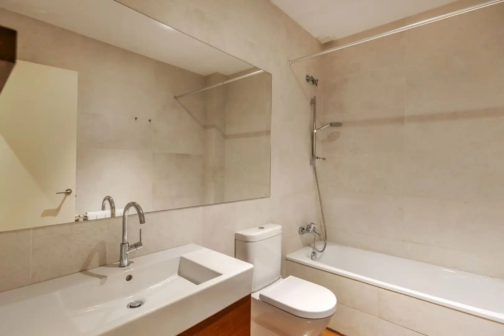 Baño de Casa adosada en venta en Barcelona con Parquet y Terraza