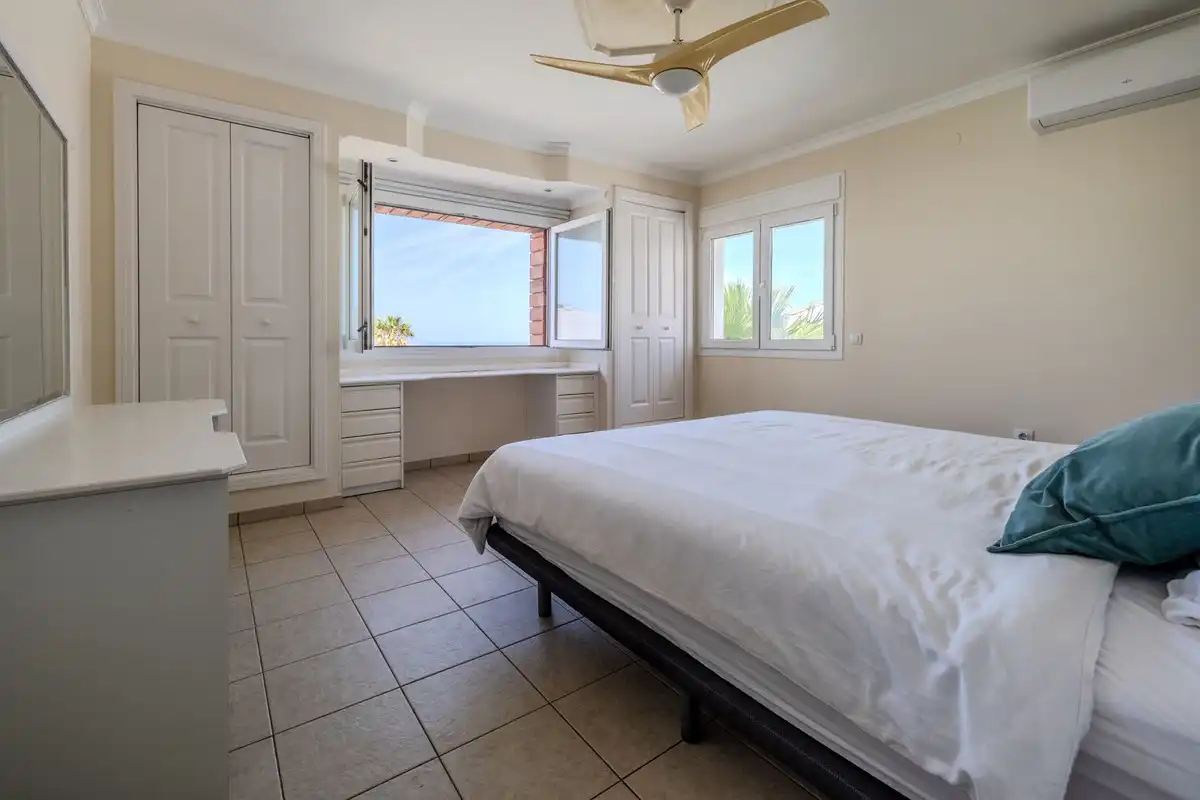 Dormitori de Casa o xalet en venda en Mijas amb Aire condicionat, Jardí privat i Terrassa