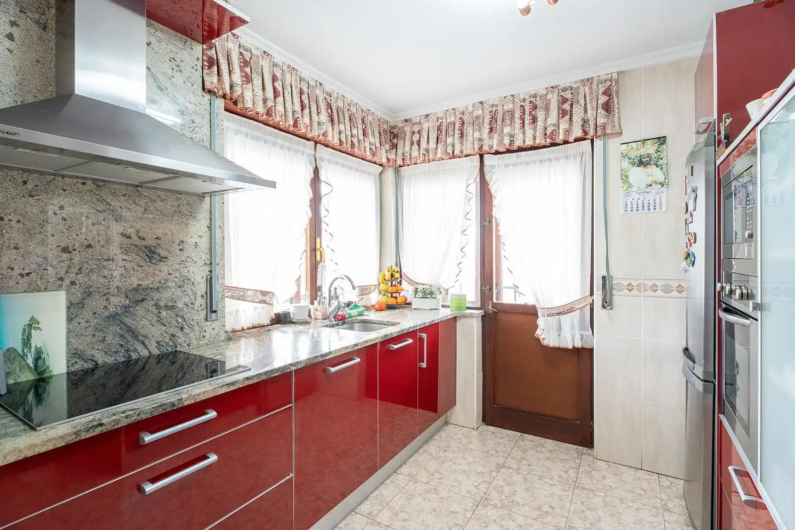 Cuina de Casa o xalet en venda en Santander amb Calefacció, Jardí privat i Terrassa