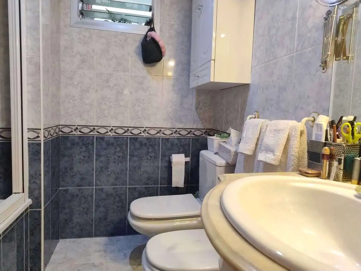 Bathroom of Flat for sale in Sevilla  with Air Conditioner and Balcony
