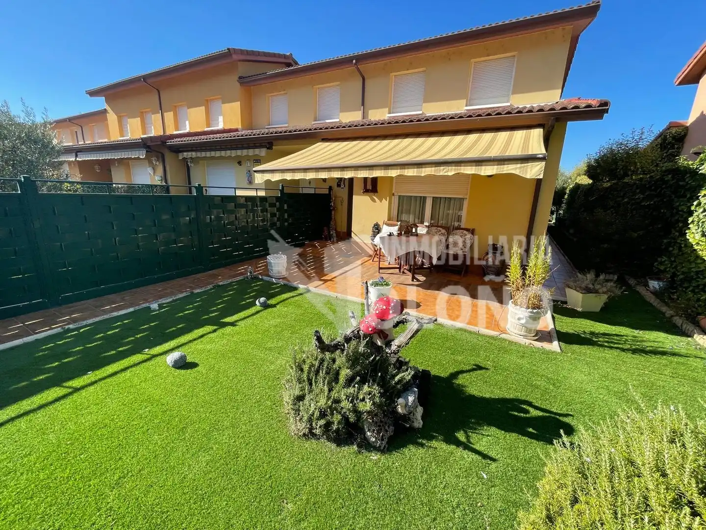 Villa mit Garten zum Verkauf in Urbanizacion Urban. los Lagares 18