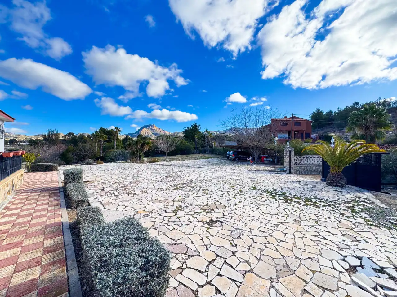 Vista exterior de Finca rústica en venda en Petrer amb Aire condicionat, Calefacció i Jardí privat