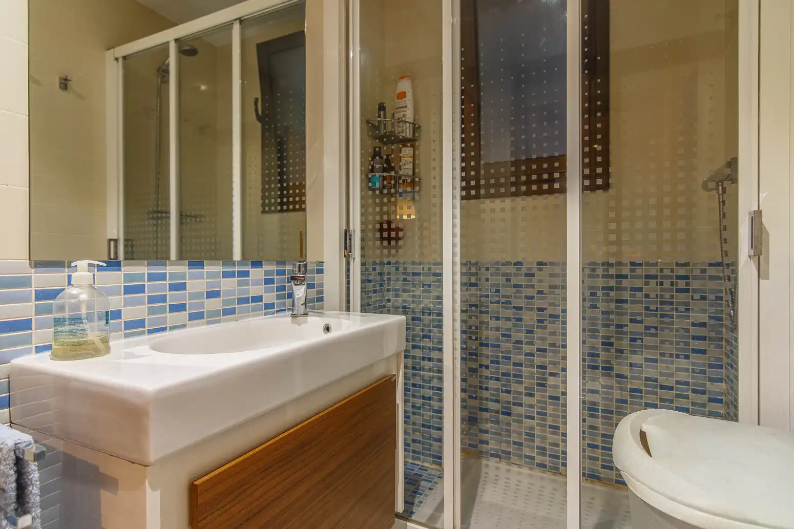 Bathroom of Flat for sale in El Carbayedo - El Quirinal