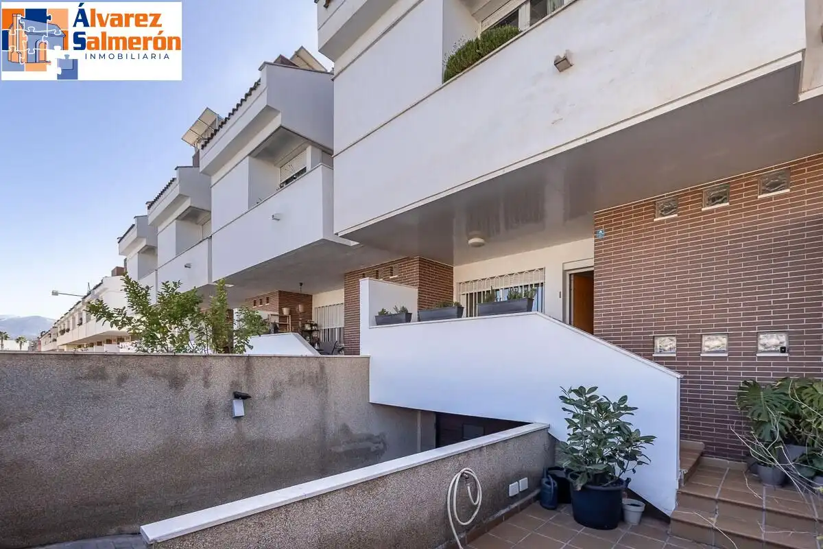 Vista exterior de Casa adosada en venta en Churriana de la Vega con Aire acondicionado, Calefacción y Terraza