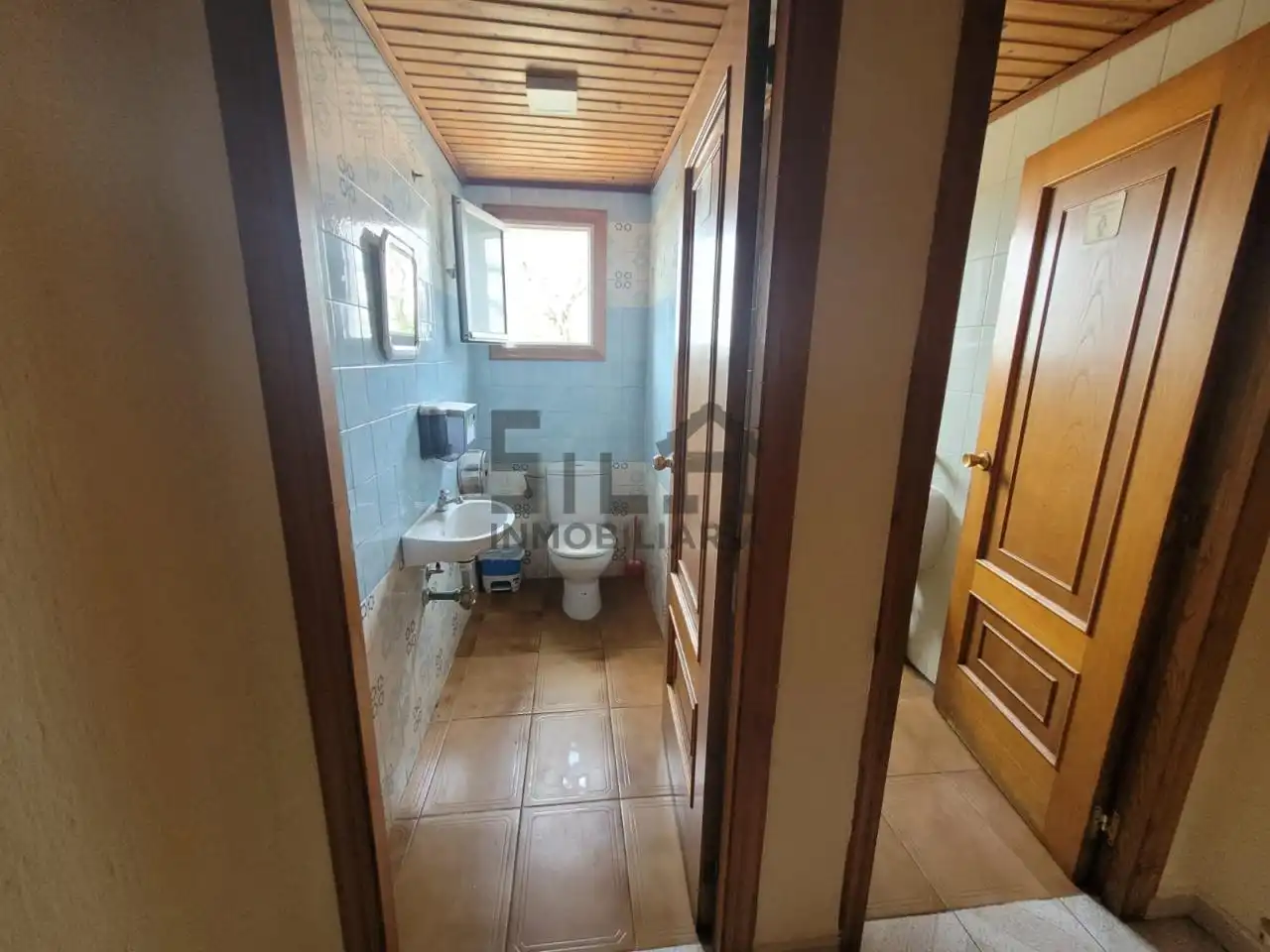 Baño de Local de alquiler en Coles con Aire acondicionado, Terraza y Amueblado