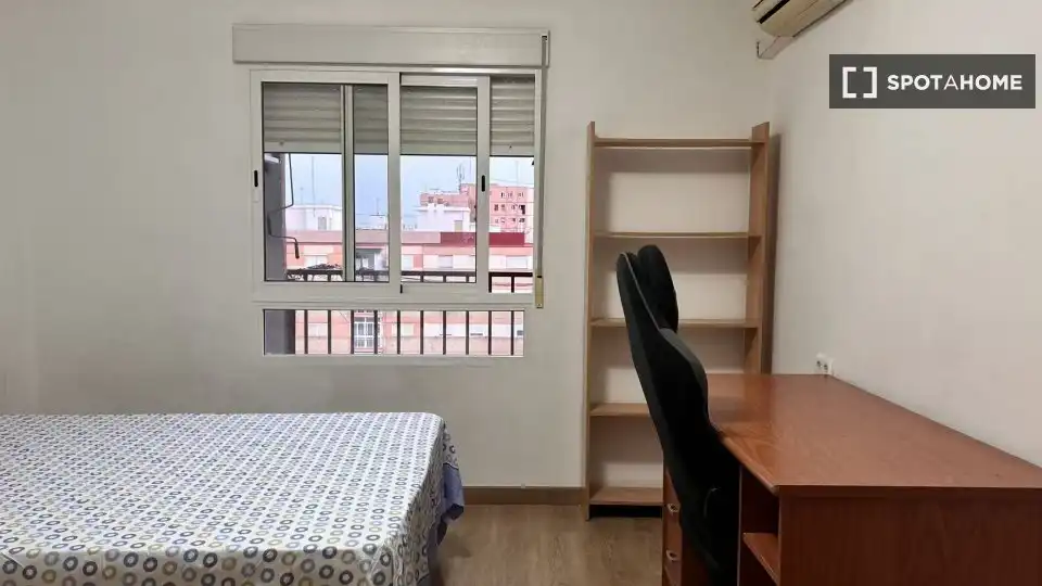 Habitación de Piso de alquiler en Valencia con Aire acondicionado, Calefacción y Amueblado