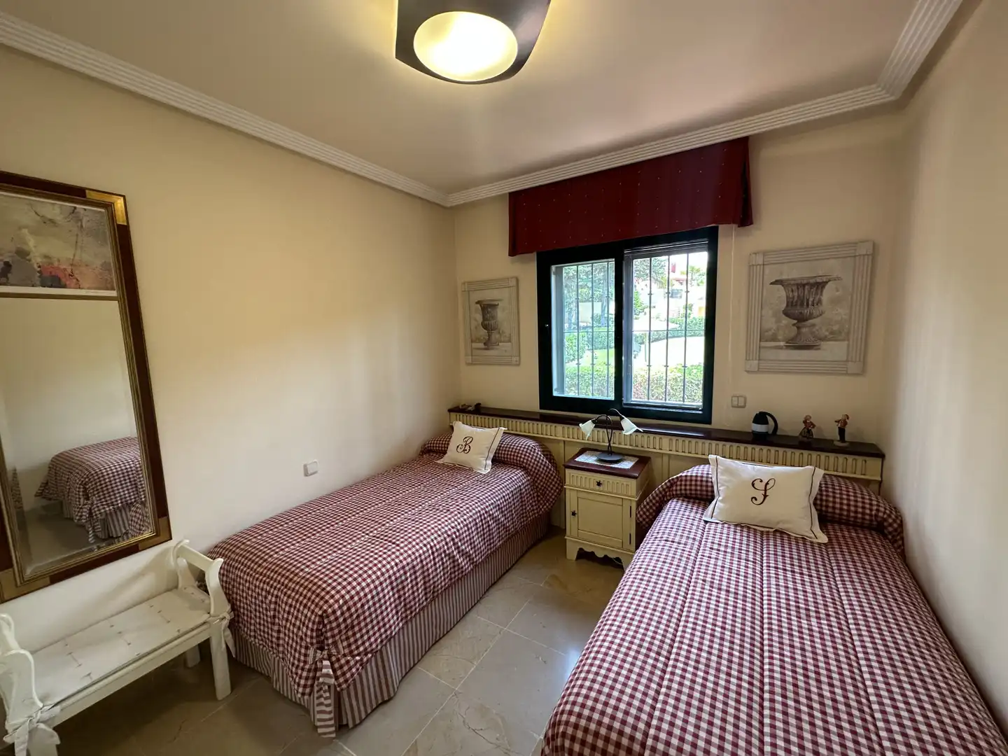 Dormitori de Casa adosada de lloguer en Marbella amb Aire condicionat, Jardí privat i Terrassa