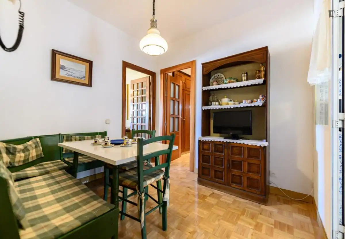 Menjador de Apartament de lloguer en Madrid amb Aire condicionat, Moblat i Forn