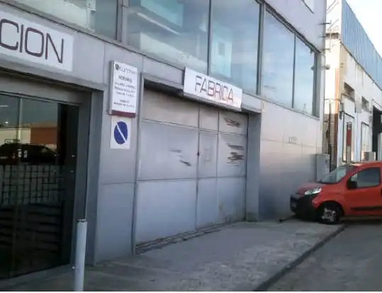 Vista exterior de Nave industrial en venta en Parla con Calefacción