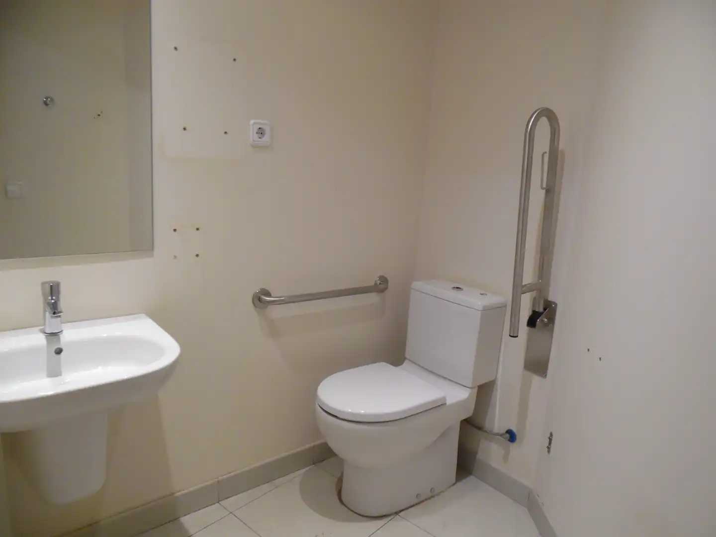 Bathroom of Commercial properties for sale in Madrid