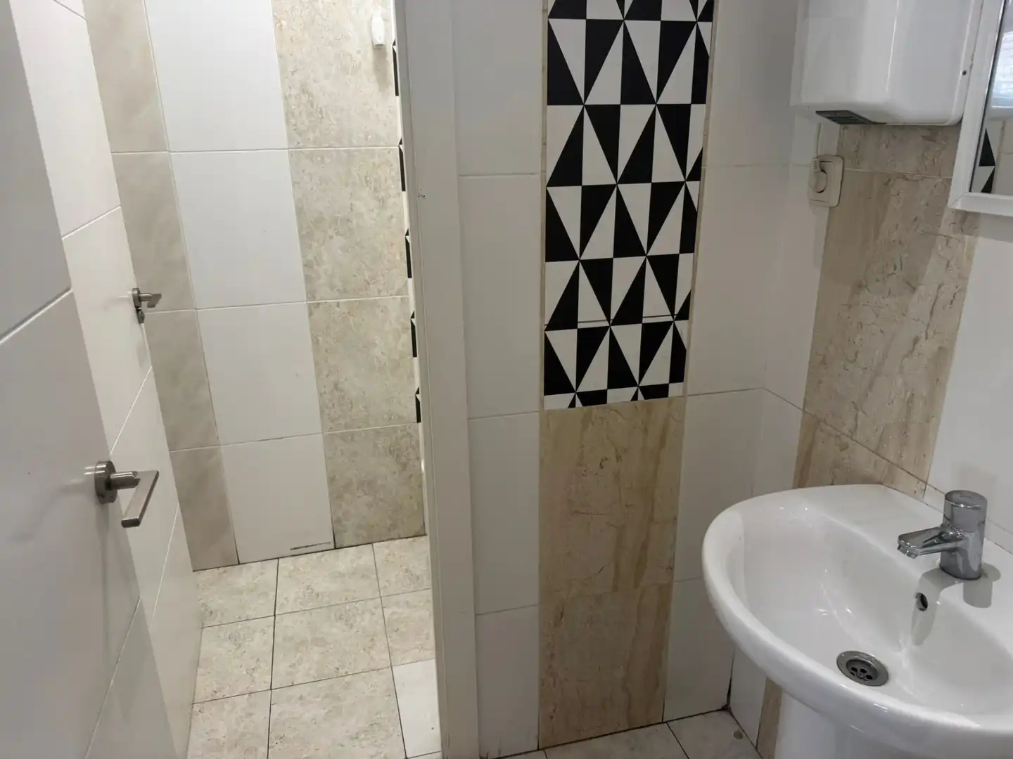 Baño de Local en traspaso en Madrid con Aire acondicionado, Calefacción y Amueblado