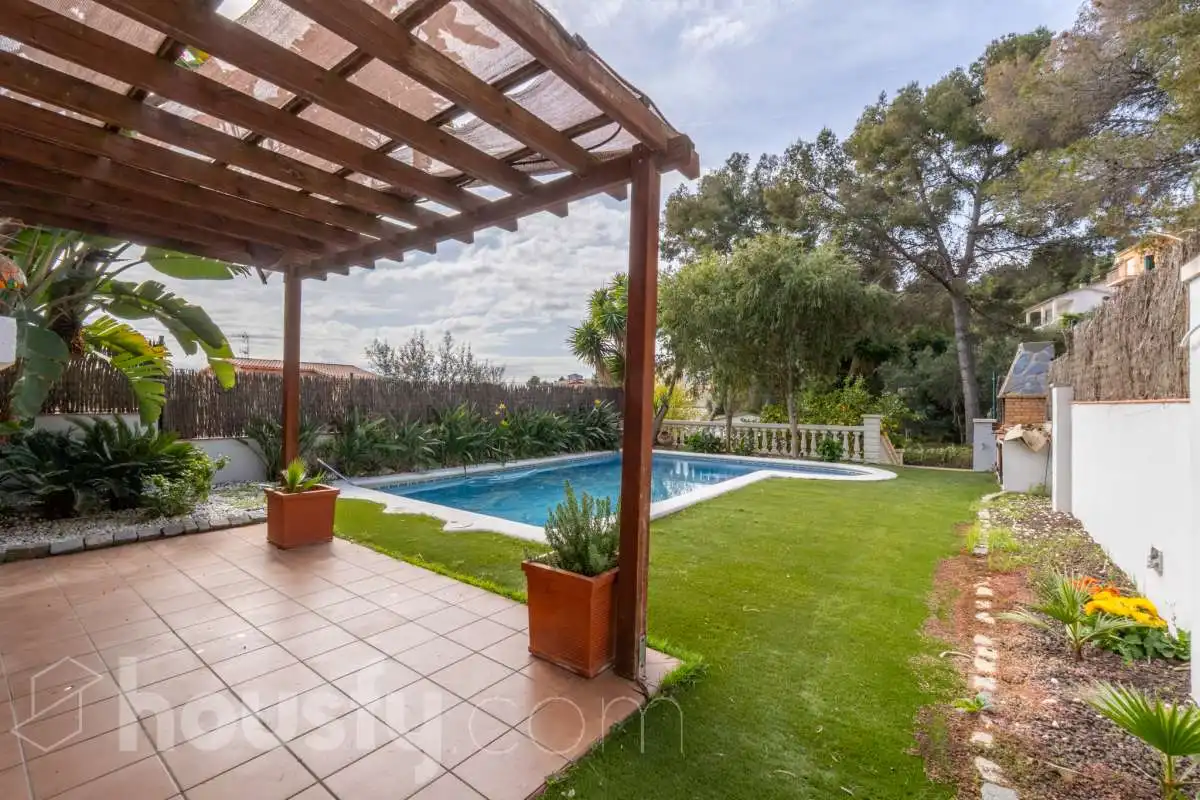 Jardí de Casa o xalet en venda en Cubelles amb Aire condicionat, Calefacció i Jardí privat