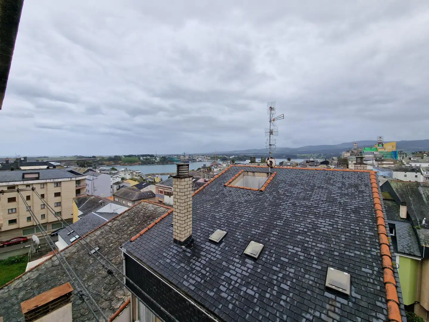 Außenansicht von Wohnung zum Verkauf in Ribadeo mit Heizung, Terrasse und Abstellraum