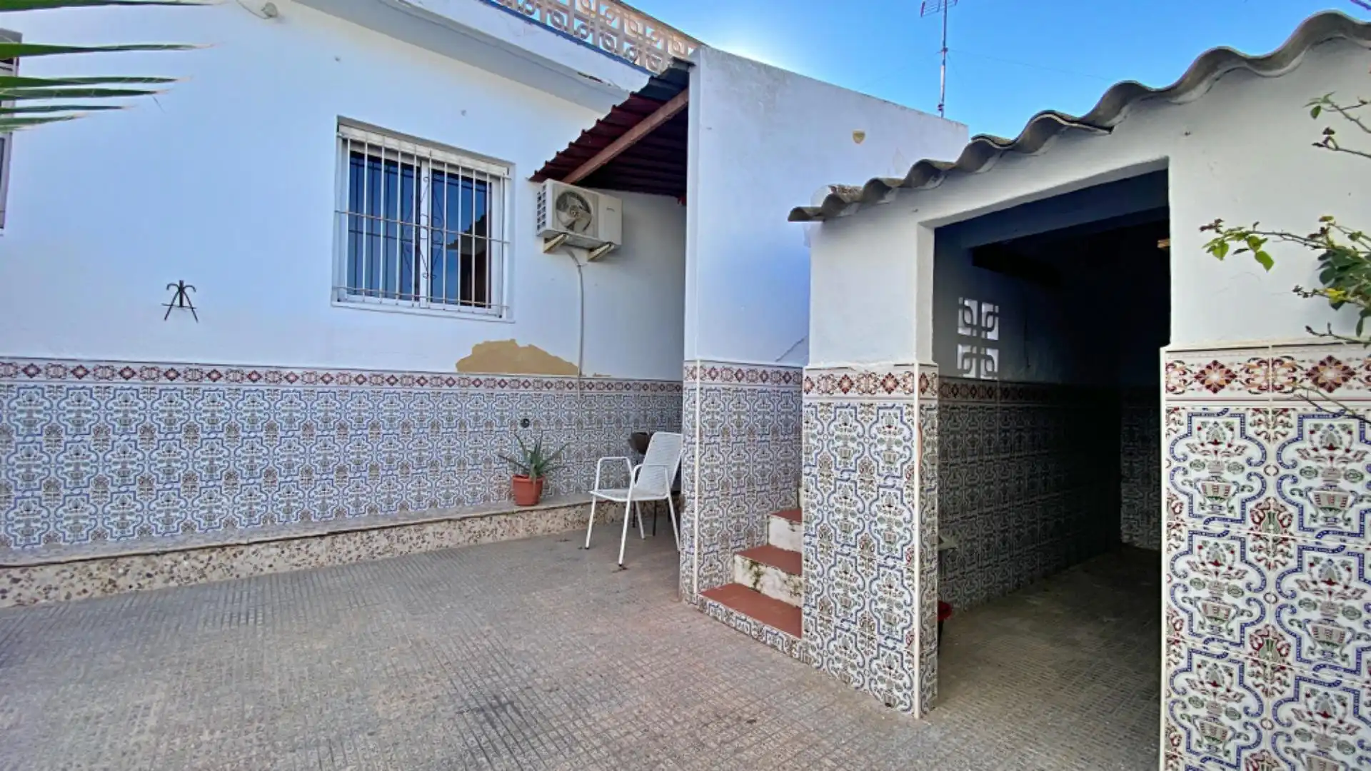 Vista exterior de Casa o xalet en venda en Alicante / Alacant amb Aire condicionat, Traster i Moblat