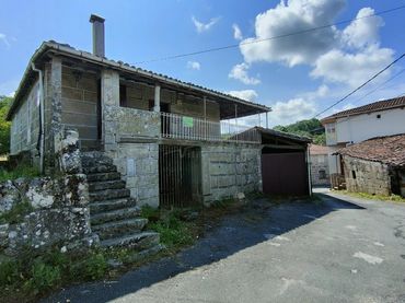 Casa rústica amb balcó en venda a Esgos