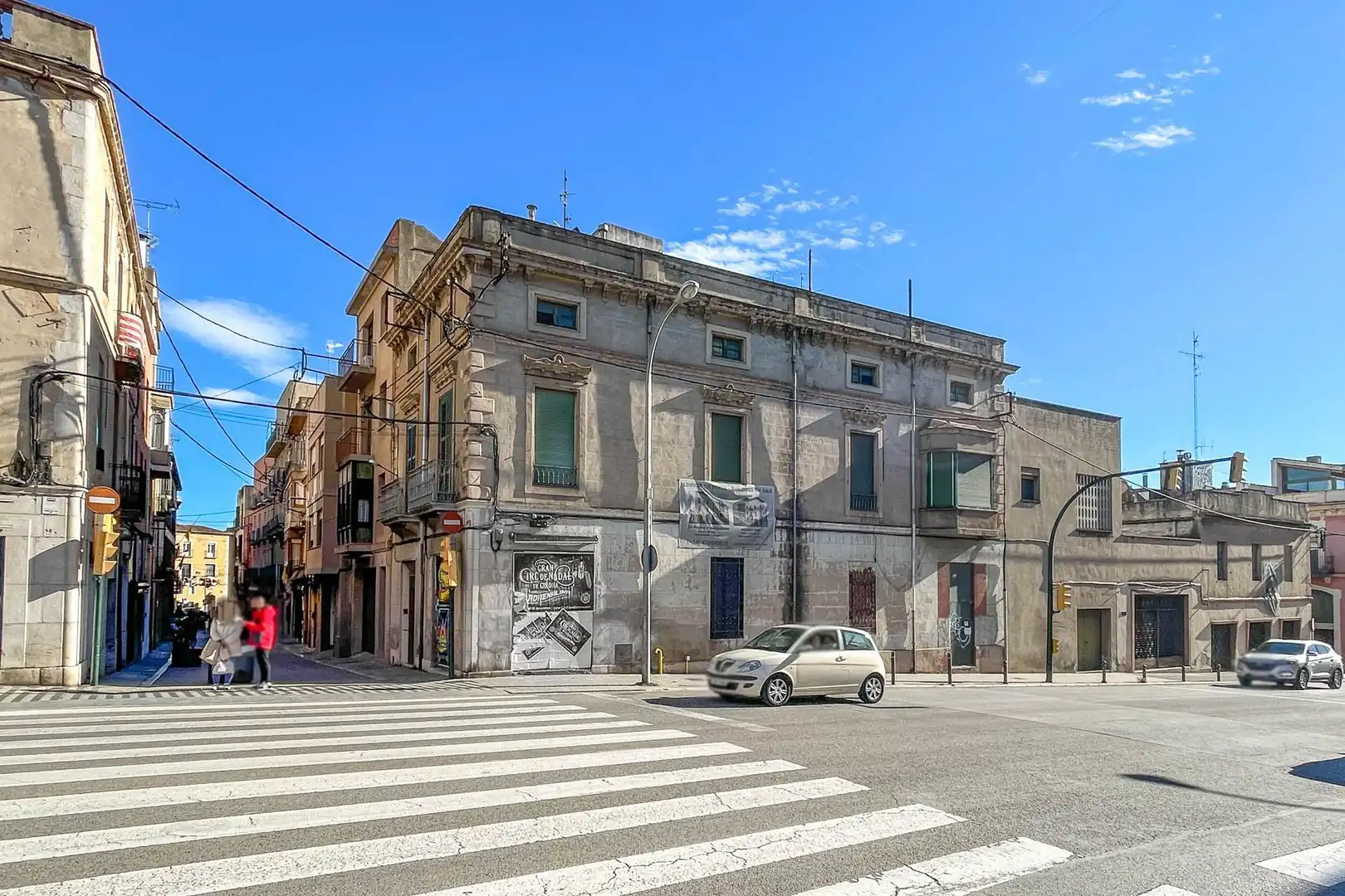Vista exterior de Edificio en venta en Figueres