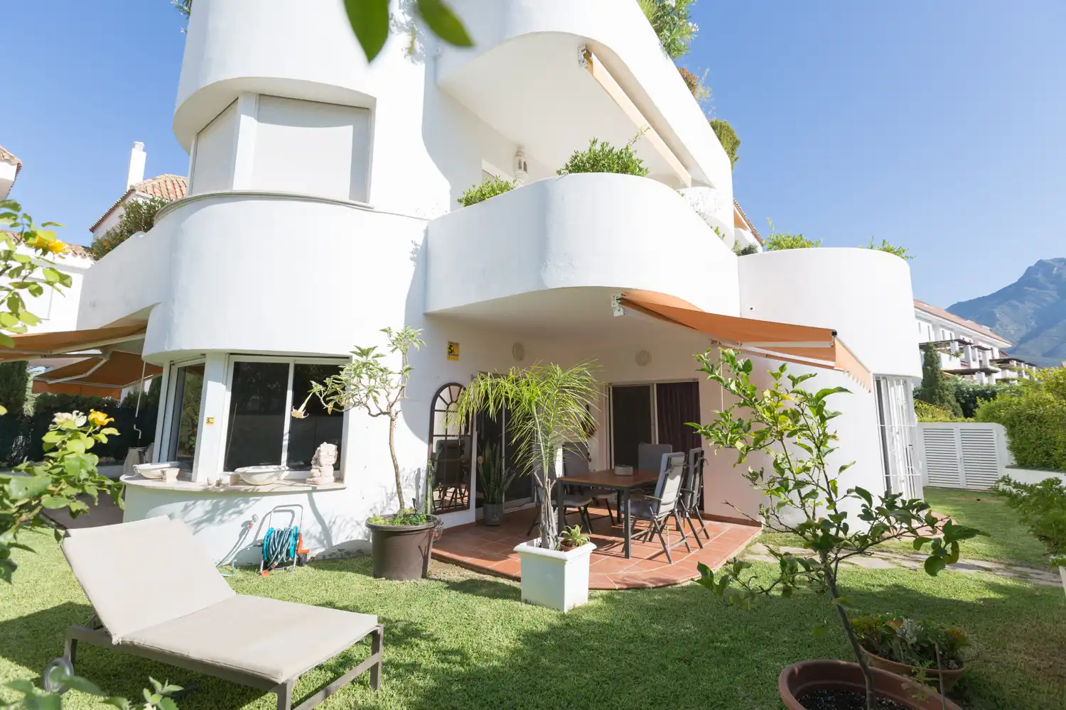 Terrasse von Wohnungen zum Verkauf in Marbella mit Klimaanlage, Privatgarten und Terrasse