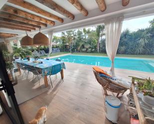 Piscina de Apartament de lloguer en Sitges amb Aire condicionat, Calefacció i Jardí privat