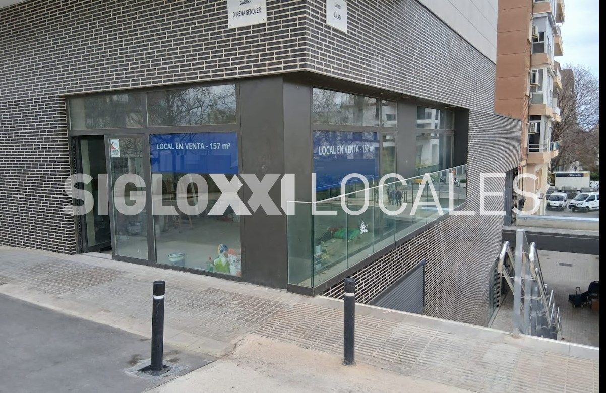Vista exterior de Local en venda en  Barcelona Capital