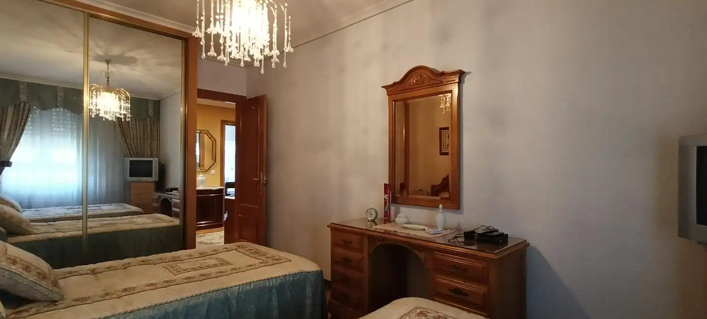 Habitación de Apartamento en venta en León Capital  con Calefacción, Parquet y Terraza