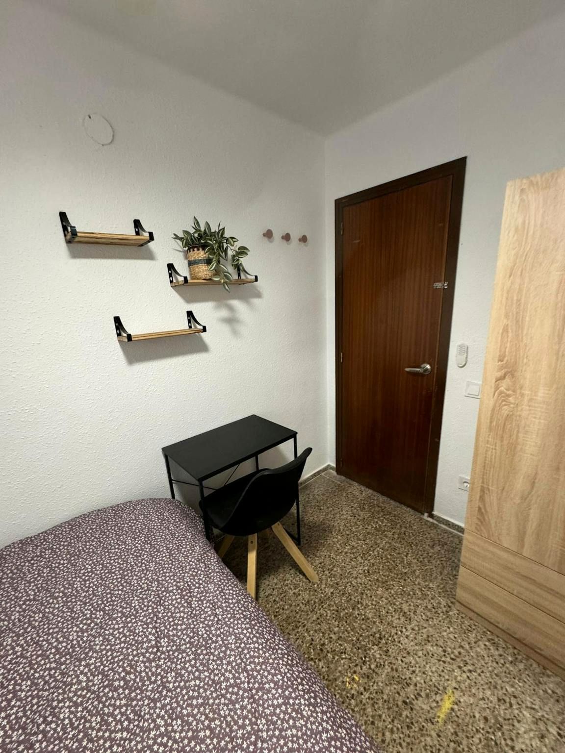 Bedroom of Flat to share in  Valencia Capital  with Furnished, Washing machine and Balcony