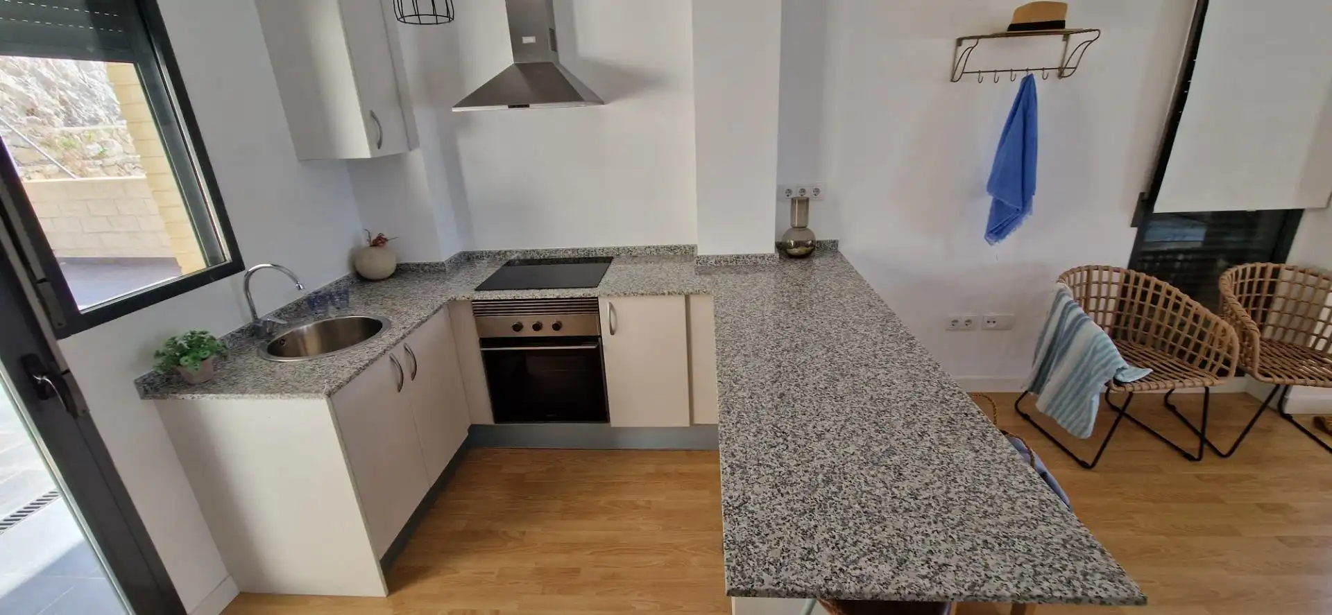 Küche von Einfamilien-Reihenhaus zum Verkauf in Cullera mit Klimaanlage, Privatgarten und Terrasse