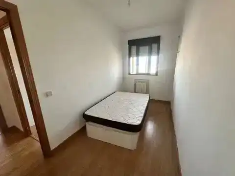 Schlafzimmer von Wohnung zur Miete in  Madrid Capital mit Balkon