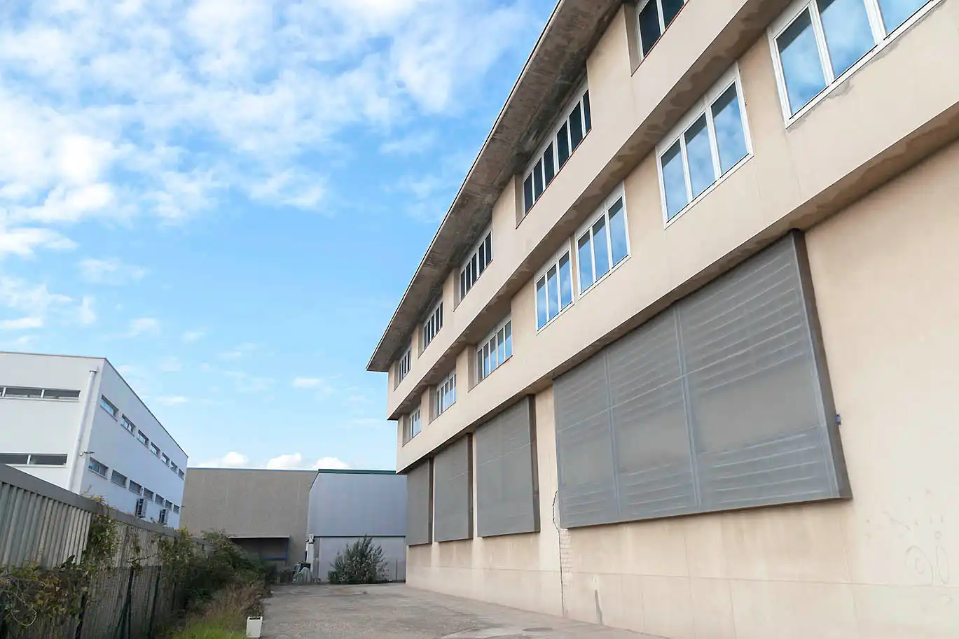 Vista exterior de Nave industrial en venta en Molins de Rei con Alarma