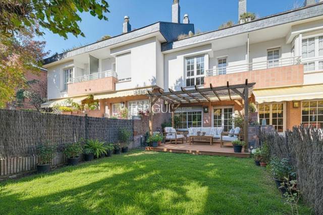 Casa adosada en Venta en SANTA TERESA en L'Eixample