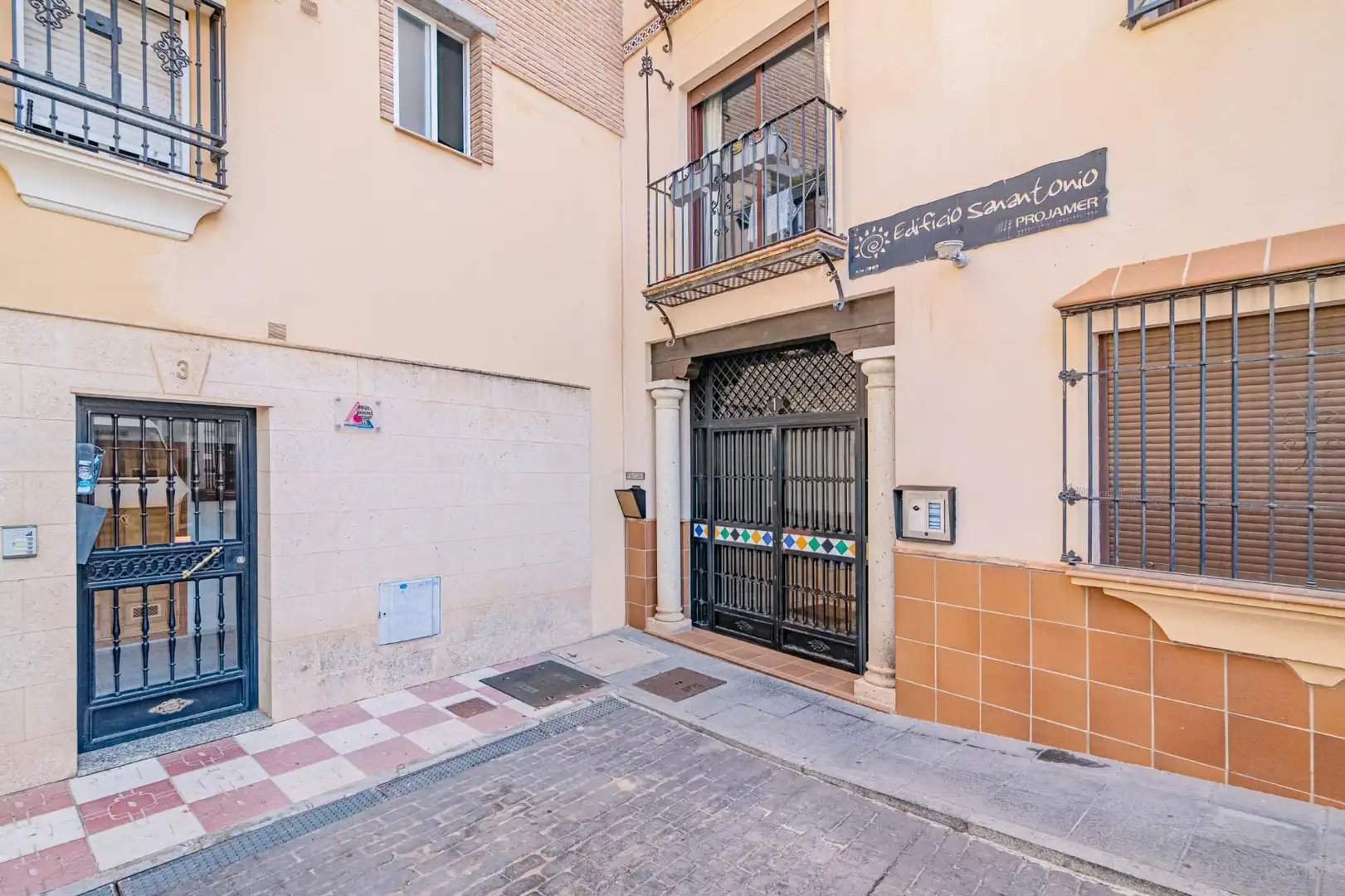 Vista exterior de Pis en venda en La Zubia amb Aire condicionat, Moblat i Balcó