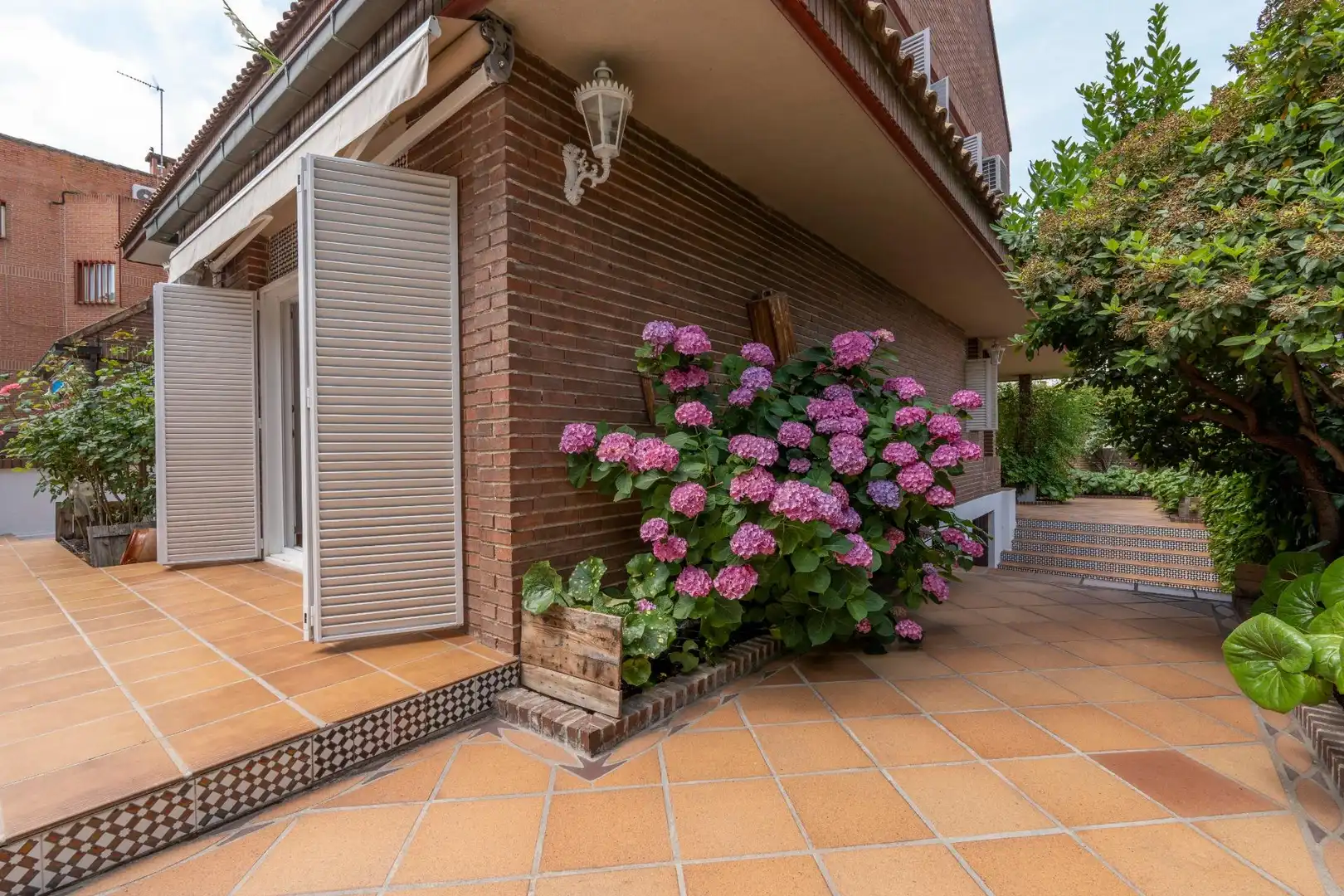 Casa aparellada amb piscina en venda a Avenida Europa