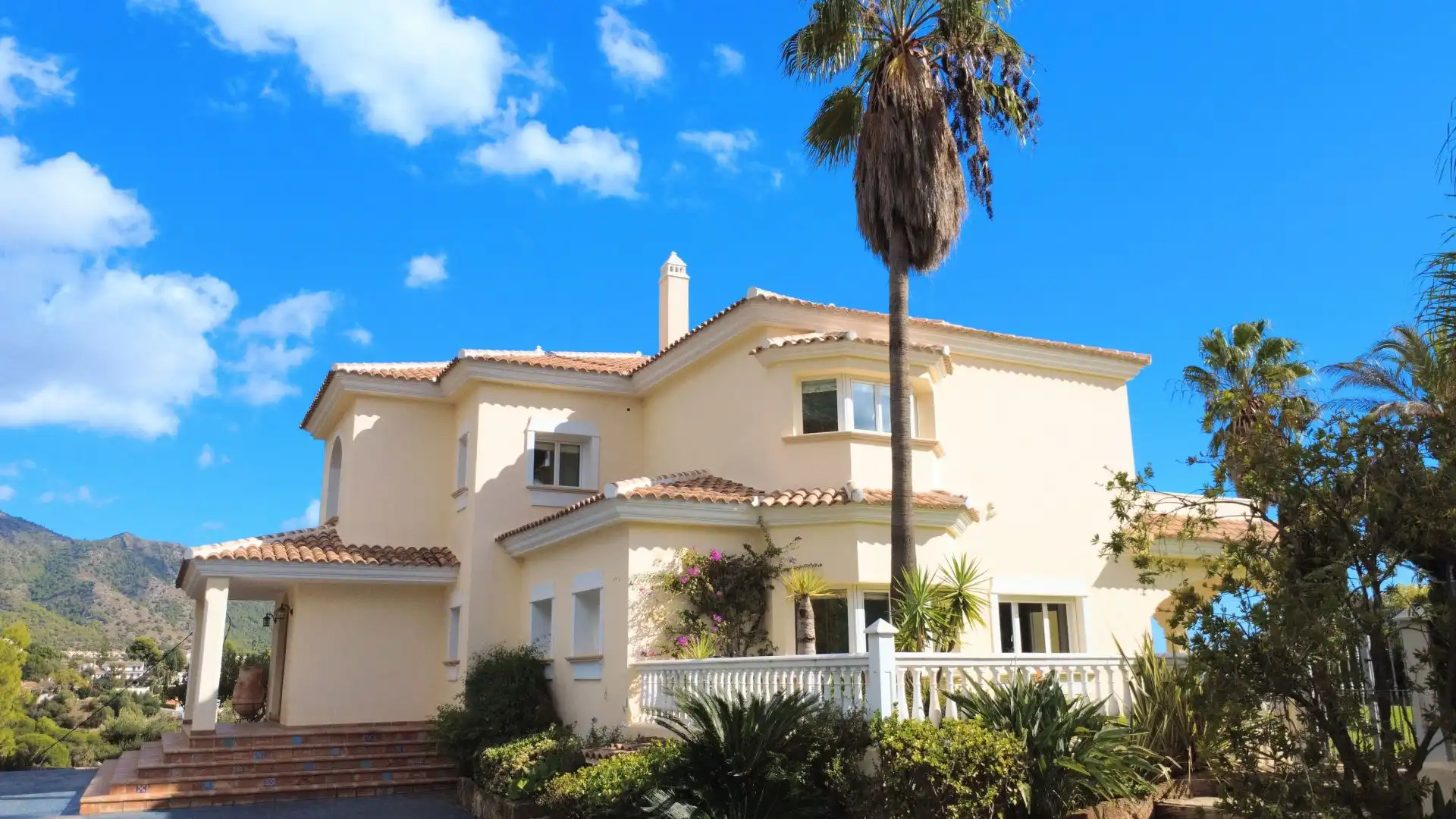 Vista exterior de Finca rústica en venda en Mijas amb Aire condicionat, Traster i Piscina