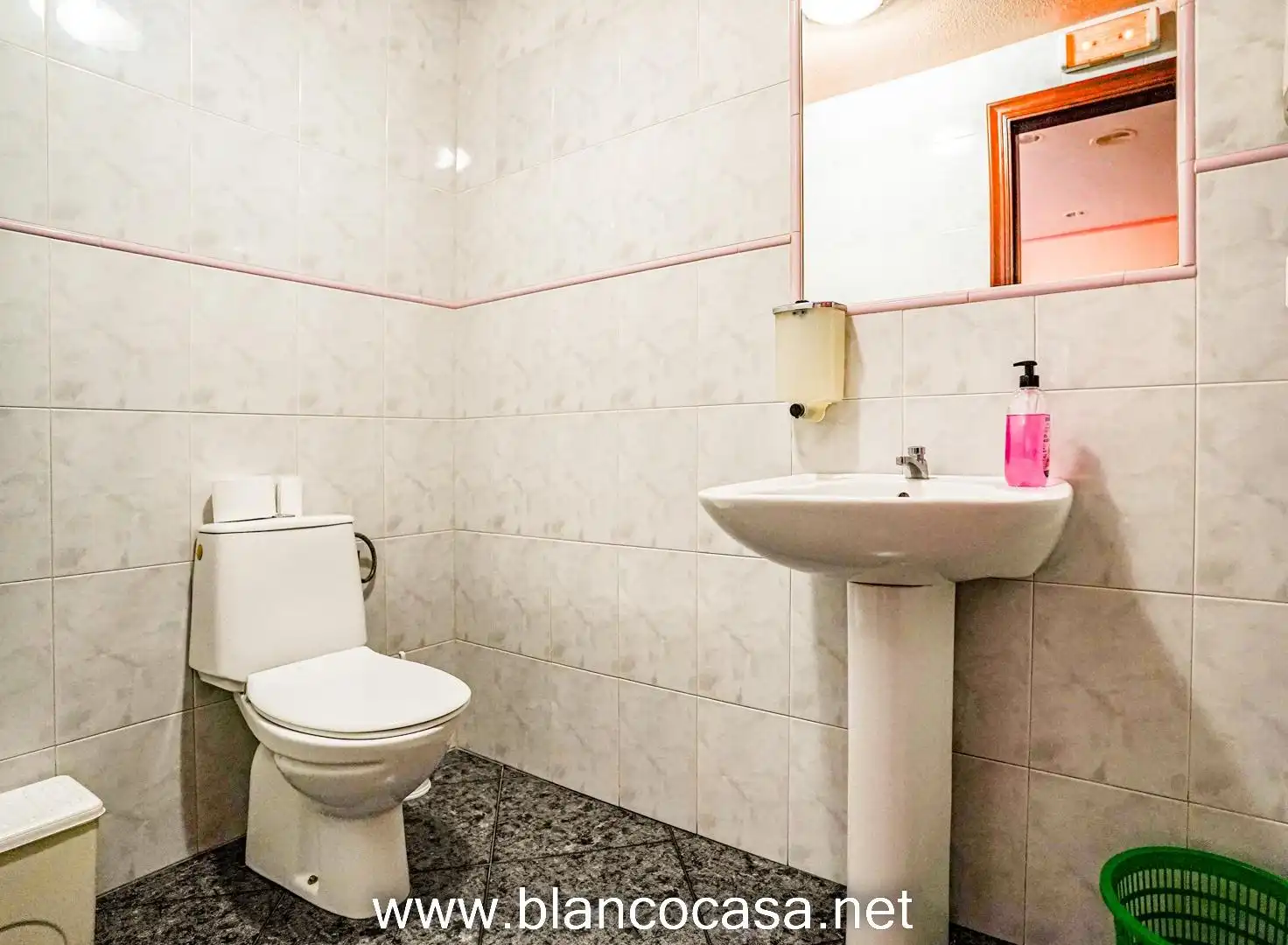 Bathroom of Commercial properties for rent in A Laracha    with Furnished