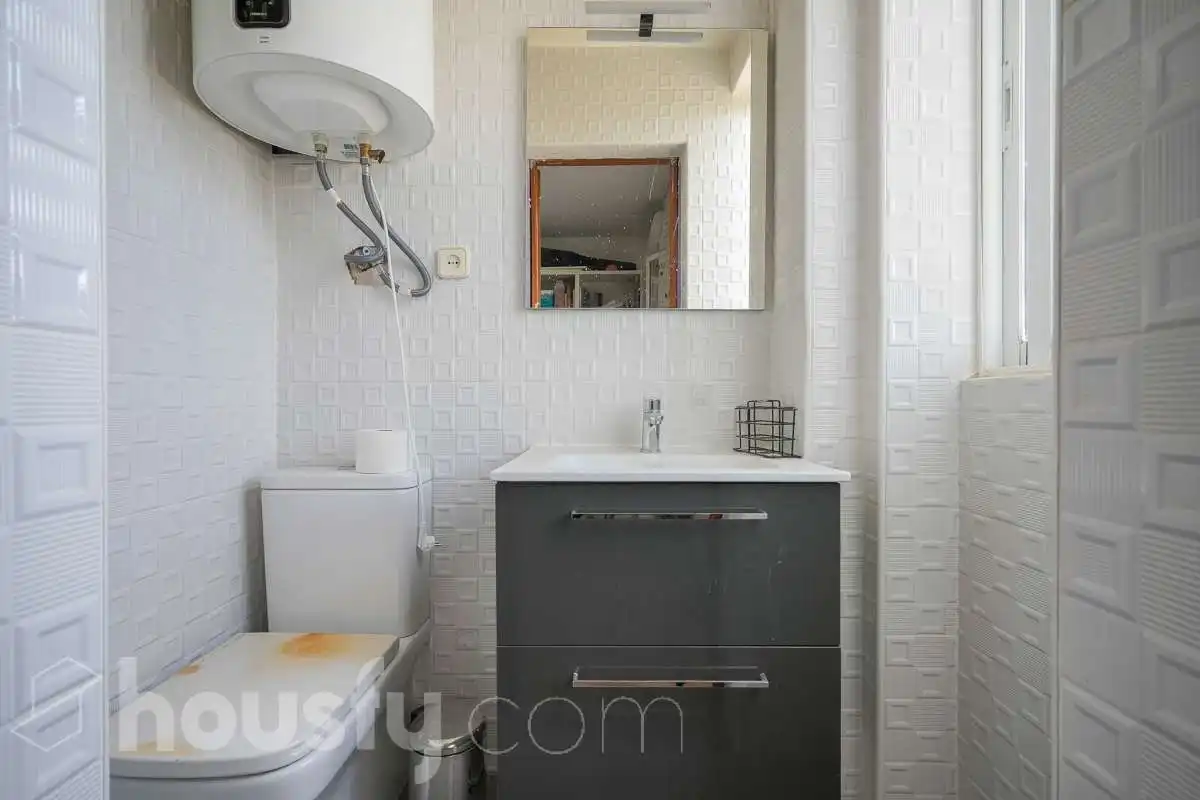 Bathroom of Flat for sale in Madrid  with Air Conditioner, Heating and Storage room