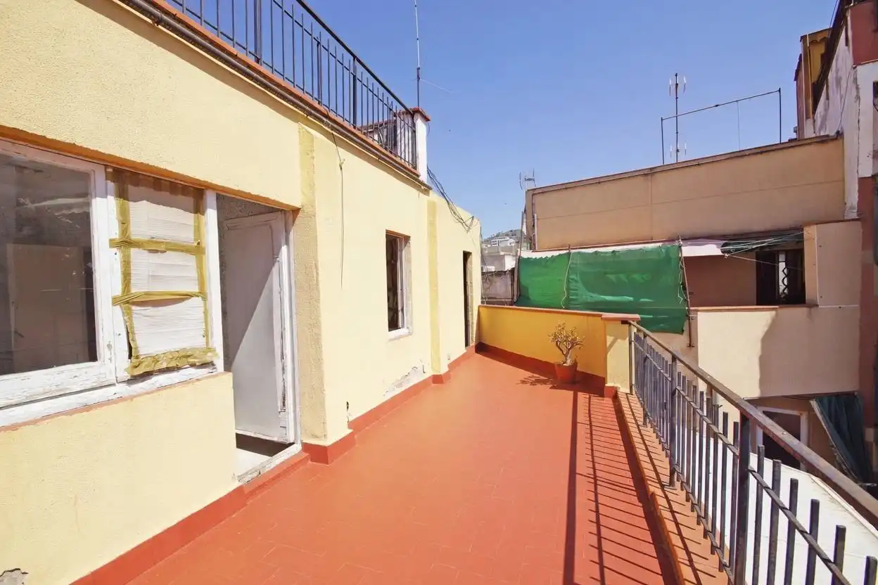 Exterior view of Attic for sale in L'Hospitalet de Llobregat  with Parquet flooring, Terrace and Balcony