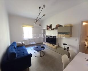 Sala d'estar de Apartament de lloguer en  Madrid Capital amb Aire condicionat, Calefacció i Moblat