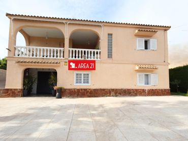 Chalet con balcón en venta en La Conarda