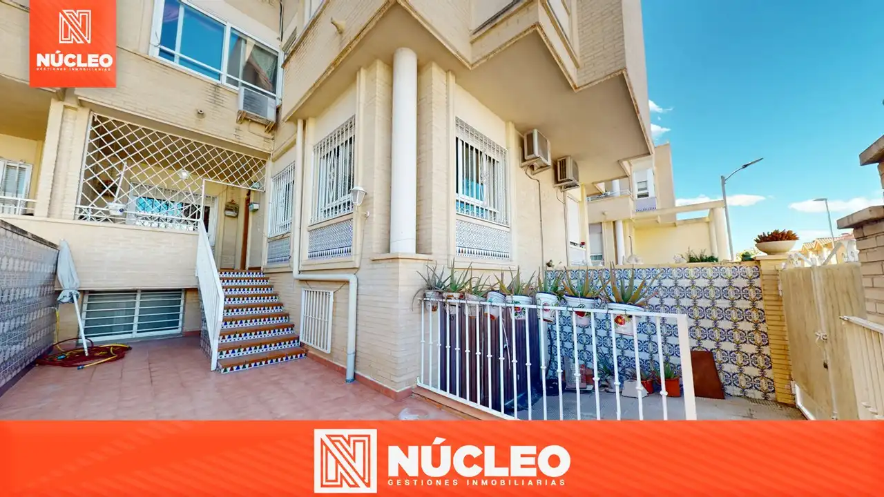 Vista exterior de Casa adosada en venda en Elda amb Aire condicionat, Terrassa i Traster