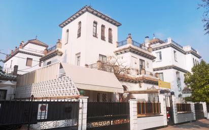 Vista exterior de Casa o xalet de lloguer en  Sevilla Capital amb Aire condicionat, Jardí privat i Terrassa