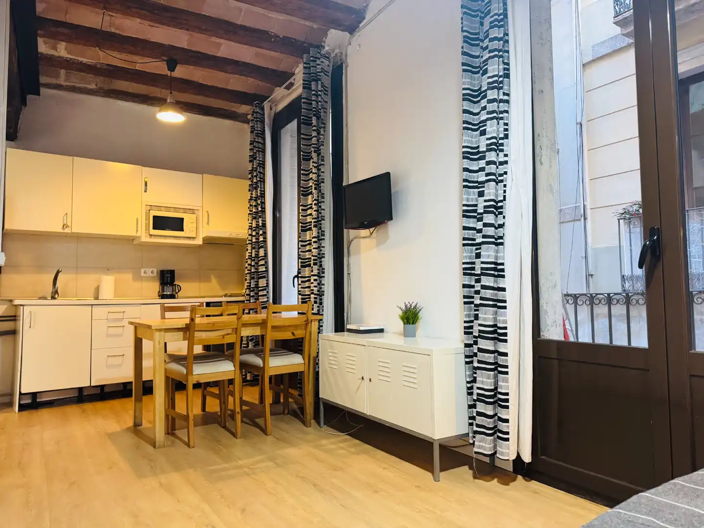 Cuina de Estudi de lloguer en Barcelona amb Aire condicionat, Parquet i Moblat